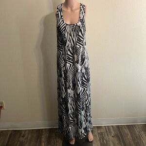 Maxi dress
Black and white symmetric design
Size M